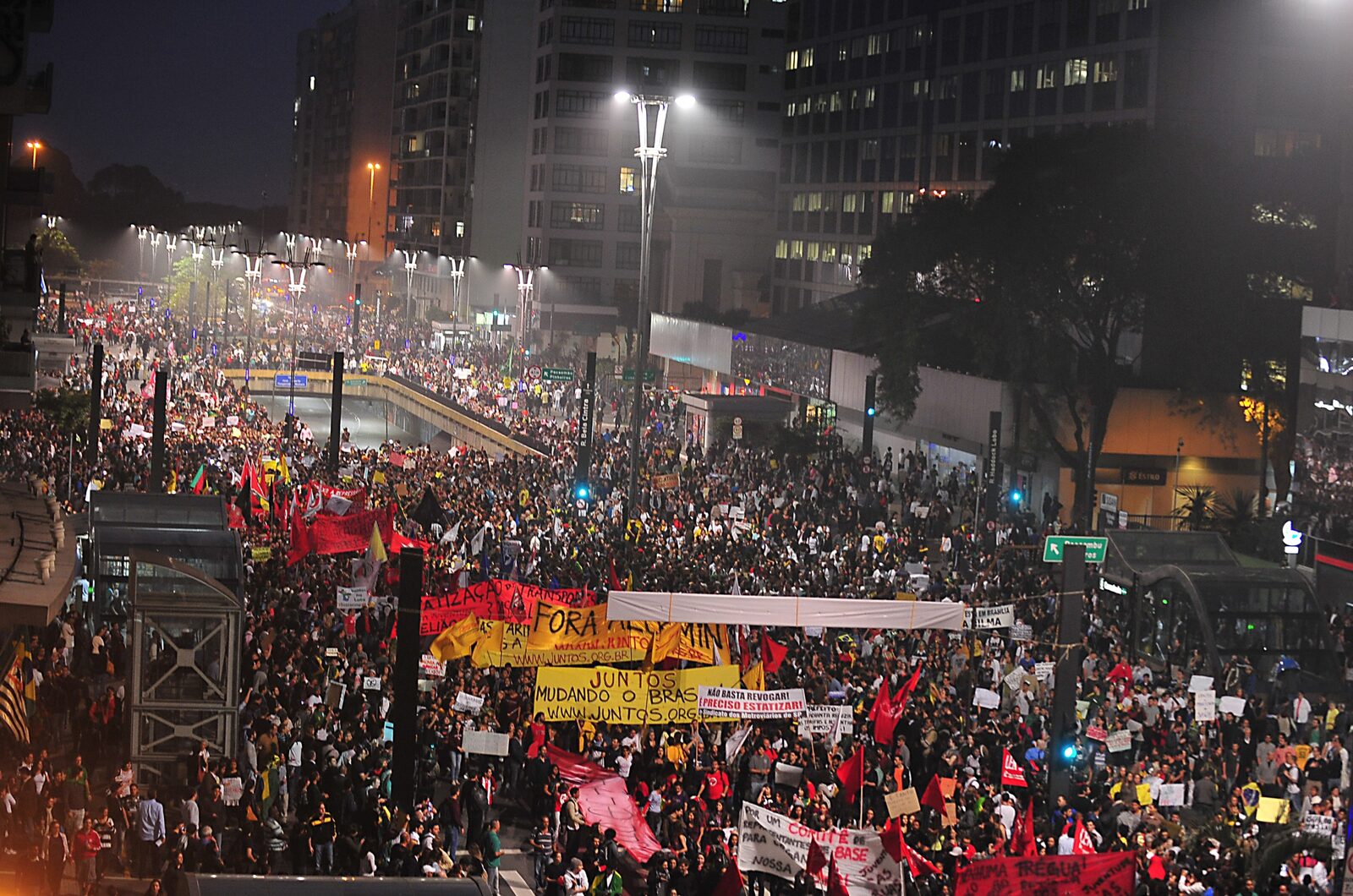 Protesters fill Avenida Paulista in São Paulo on 20 June 2013, during the wave of demonstrations that began over a rise in bus fares. Photo: Marcelo Camargo/Agência Brasil, CC BY 3.0 BR, via Wikimedia Commons