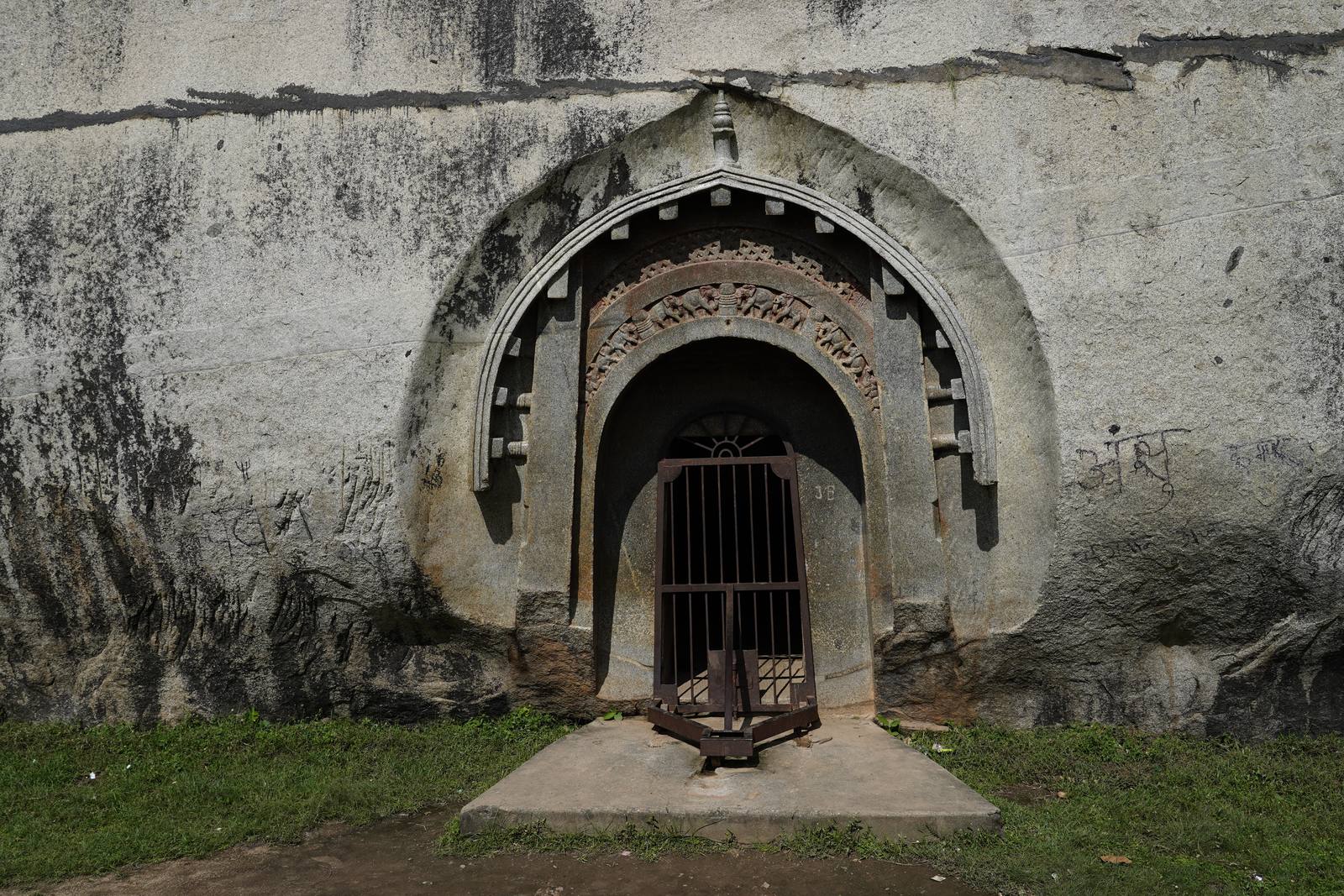 The carved doorway of the Lomas Rishi Cave in the Barabar Hills, Bihar, cut into granite in the Mauryan period (3rd century BCE). Photo: Amitabha Gupta, CC BY 4.0, via Wikimedia Commons