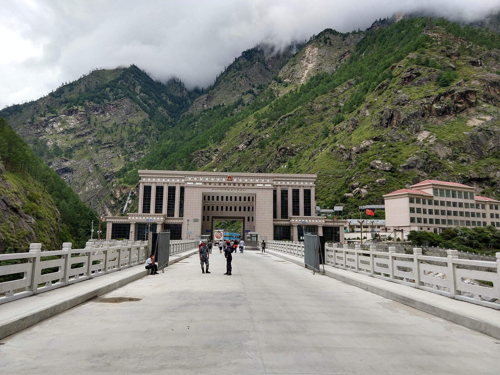 The Chinese port of entry at Gyirong (Kerung), seen from the bridge at the Rasuwagadhi crossing on the Nepal–China border, 15 August 2019. Photo: Amitbalani, CC0, via Wikimedia Commons