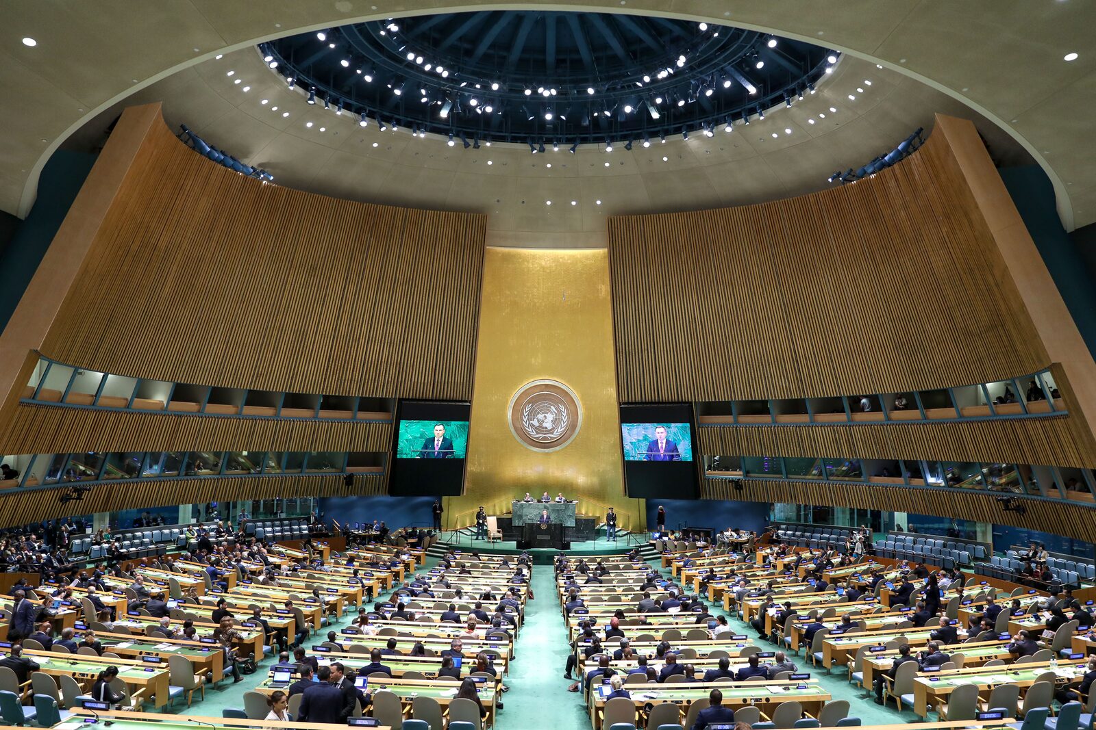 The UN General Assembly Hall in New York during the general debate of the 73rd session, with Poland's President Andrzej Duda on the screens, 26 September 2018. Photo: Jakub Szymczuk (KPRP), CC BY-SA 4.0, via Wikimedia Commons